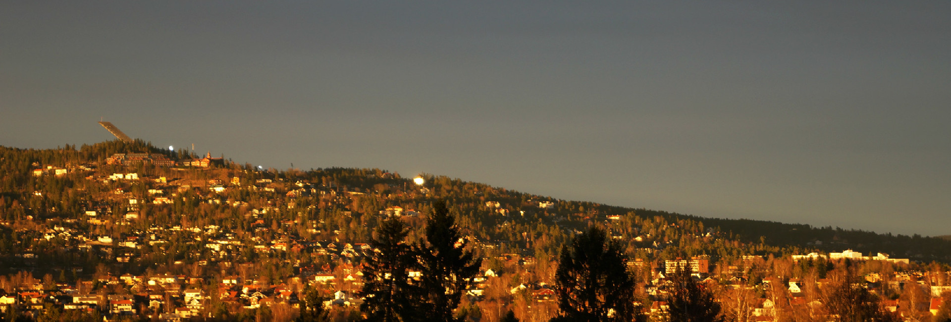 Holmenkollen, utsikt fra E58, april.jpg
